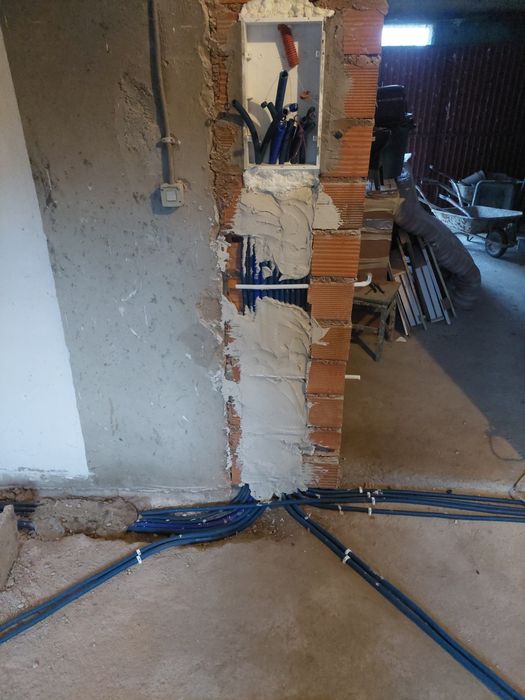 Prestação de serviços eletricidade e telecomunicações