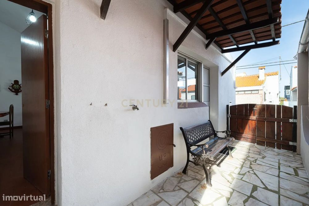 Moradia T2+1 com espaçoso logradouro nas Praias do Sado
