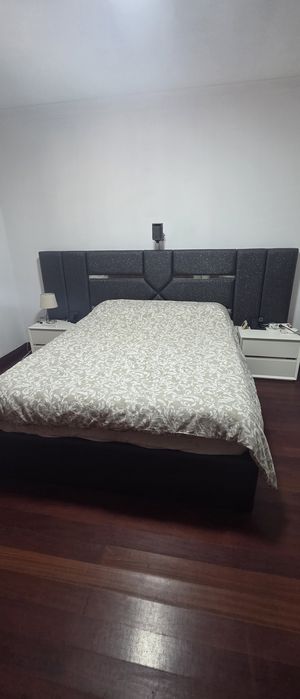 Conjunto cama e mesas de cabeceira