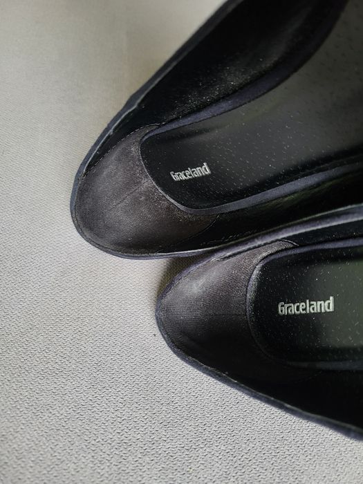 Granatowe czółenka na słupku 38 Graceland