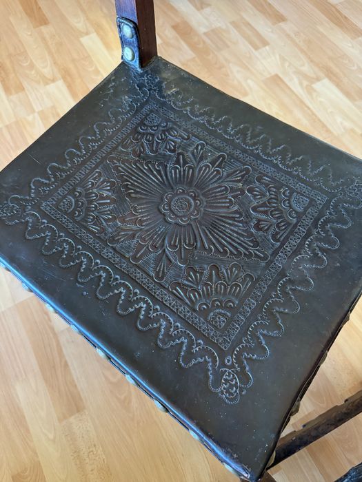 Cadeiras madeira e cabedal