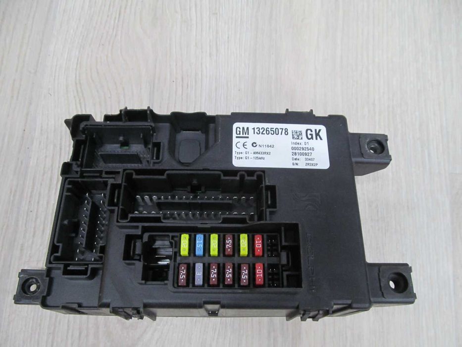 Opel Corsa D 06-14 Skrzynka Bezpiecznikow 13265078