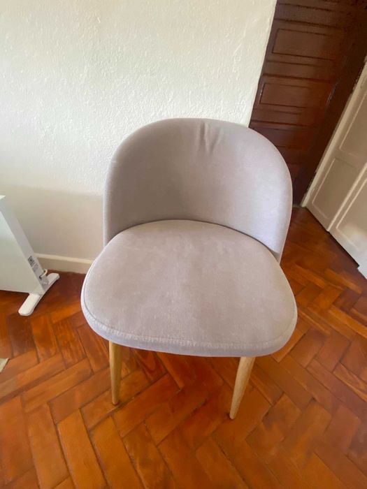 Duas cadeiras de sala almofadadas