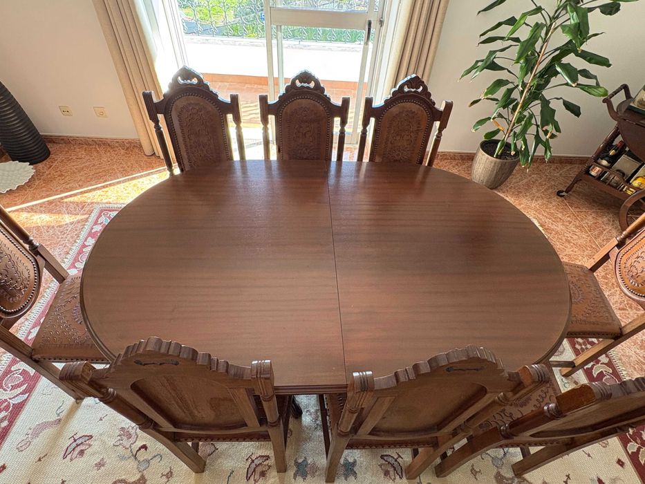 Conjunto Mesa e 8 Cadeiras em Madeira Vintage