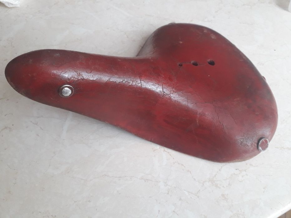 Wiśniowe stare siodełko sama skura