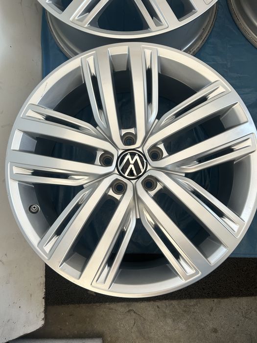 552 Felgi Aluminiowe Oryginał VW Volkswagen R 19 5x112 Bardzo Ładne