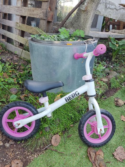 Bicicleta sem pedais de criança