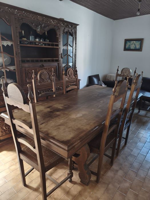Conjunto de mesa e 8 cadeiras