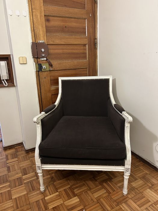 Poltrona em madeira com estofo