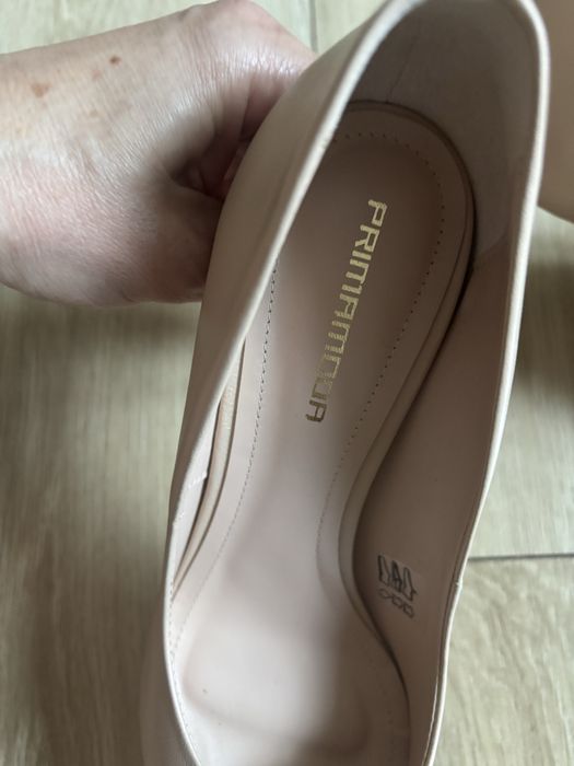 Szpilki beżowe z perłowym połyskiem Prima Moda