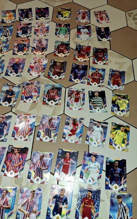 Karty piłkarskie 188 sztuk różne