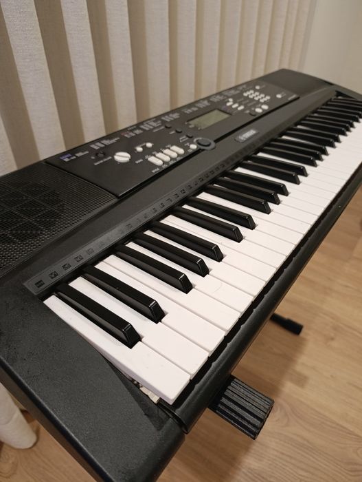 Teclado Yamaha EZ-220 com stand