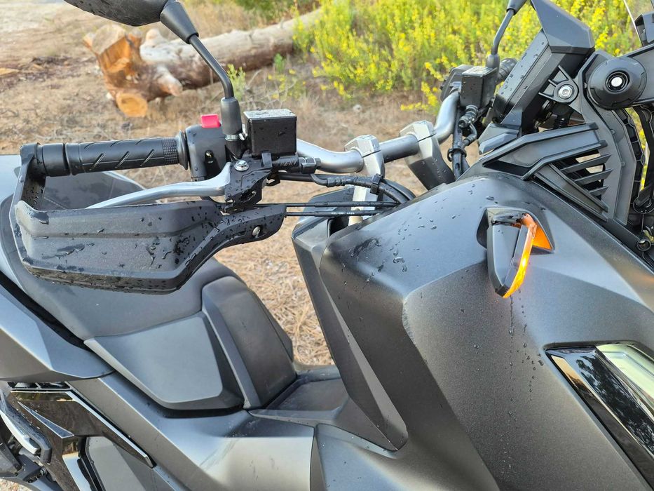 Honda ADV 350 Pequena queda