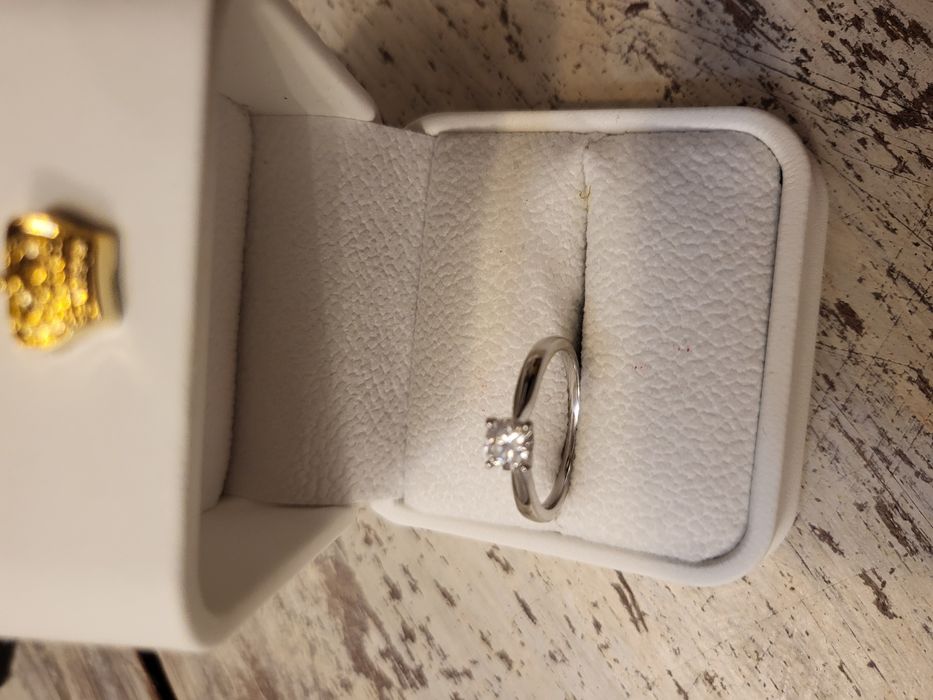 Pierscionek 0,5 karata moissanite Certyfikat pt950