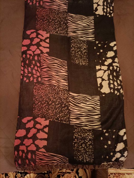 Atrakcyjny barwny szal