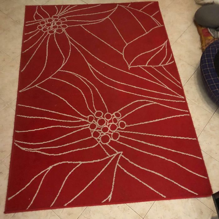 Tapete Vermelho com padrão branco