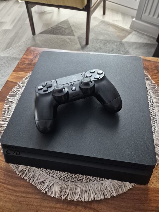 Konsola PlayStation 4 Slim 1TB + pad i 5 gier