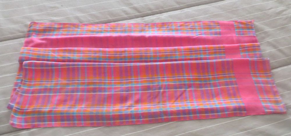 Retrosaria - Lenço  Seda, estampado em tons rosa - Medida - 60 X 66 cm