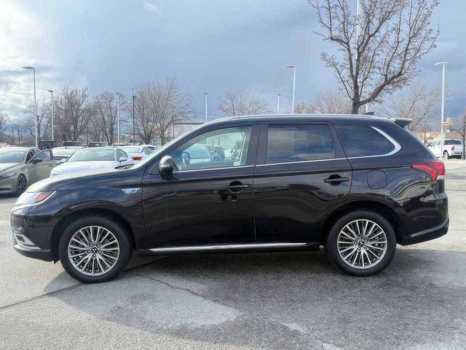 Mitsubishi Outlander Hybrid      2022