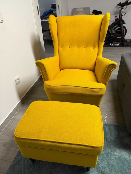 cadeirão com repousa-pés amarelo IKEA