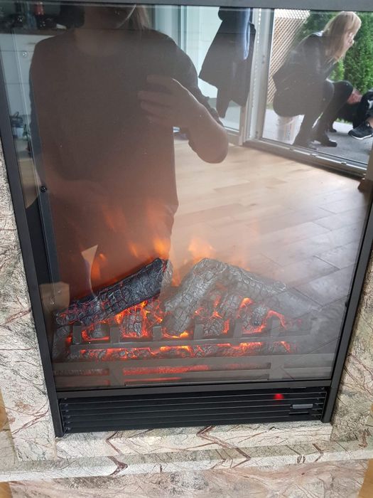 Kominek elektryczny w zabudowie marmurowej