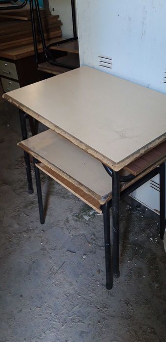 Cadeiras, bancos e secretarias de escola