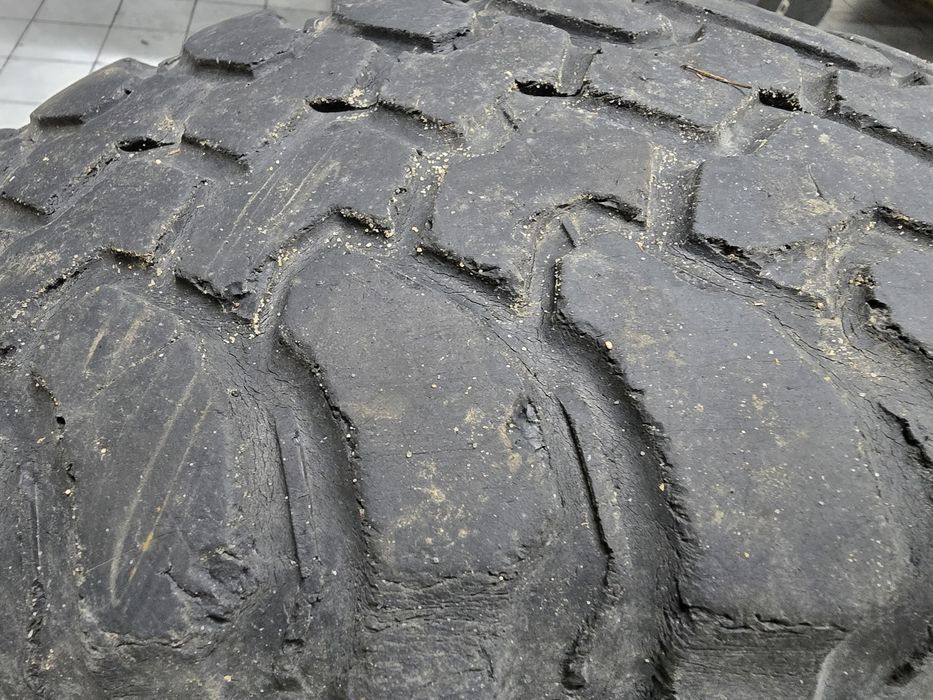 Pneus 265 / 75 / 16 ( 3 pneus)
