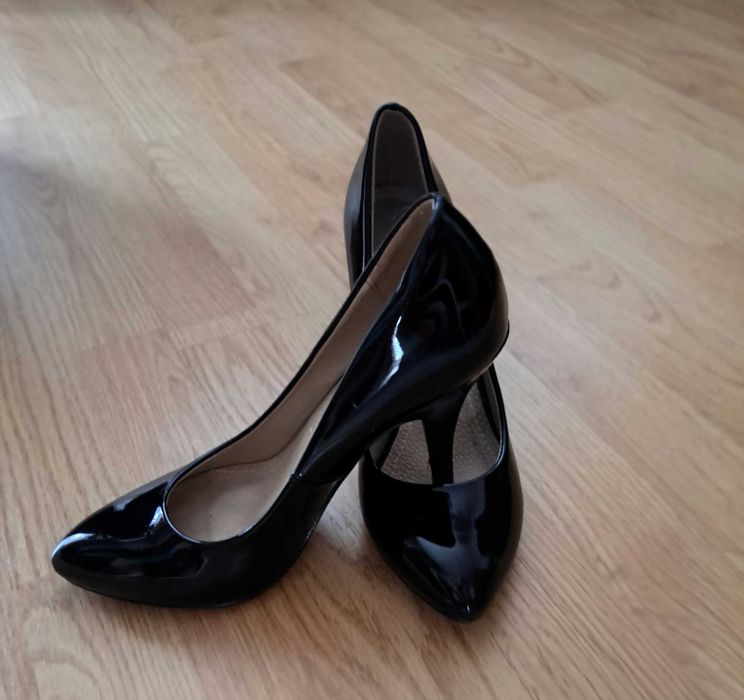 Czarne buty na obcasie