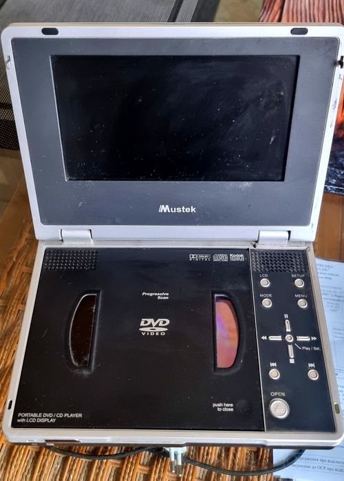 Портативный DVD-плеер Mustek PL407H с 7-дюймовым LCD-экраном.
