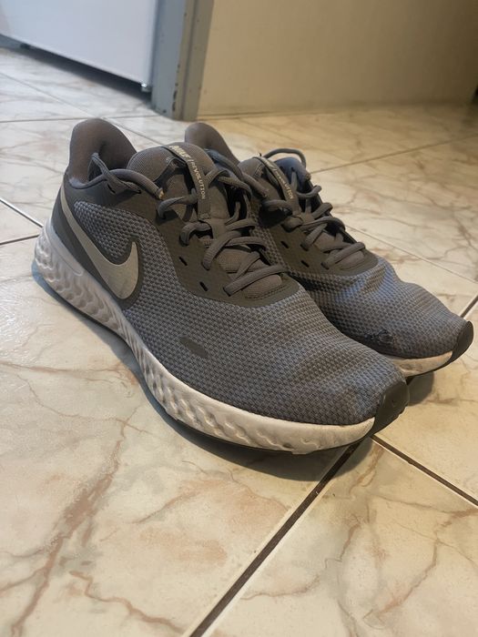 Buty do biegania Nike Revolution rozmiar 45,5 29,5 cm