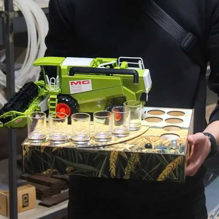 Наливатор комбайн ДжонДір на 6 чарок крутий подарунок