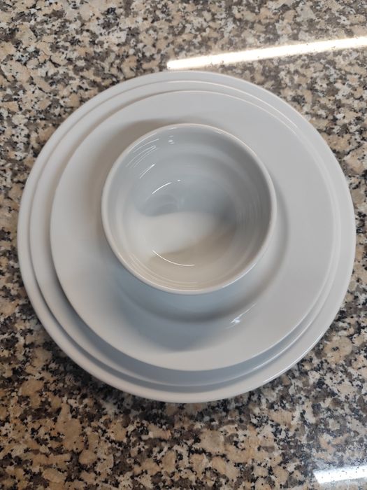 Conjunto de loiça para venda ou aluguer
