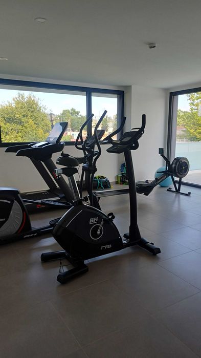 T2 NOVO EM CONDOMÍNIO PRIVADO | PISCINA + GINÁSIO | VARANDA 17 m² | GARAGEM BOX | Junto à estação CP e centro da cidade Pombal
