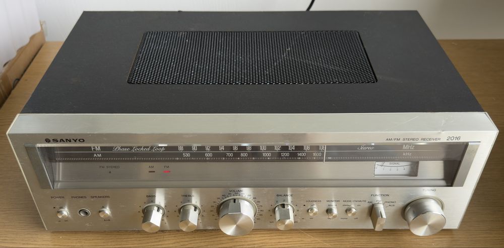 Amplituner stereo Sanyo Model 2016 – klasyczny vintage / retro
