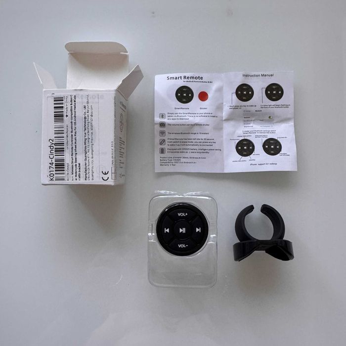 Пульт управління музикою для автомобіля на кермо.