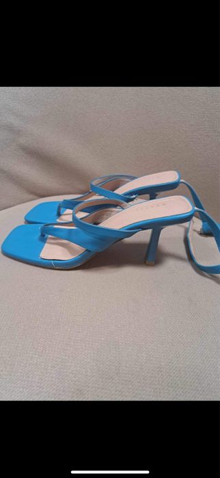 Sandały niebieskie na obcasie