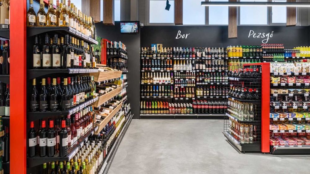 Торгове обладнання для магазину Модерн Експо, стелажі та полиці.