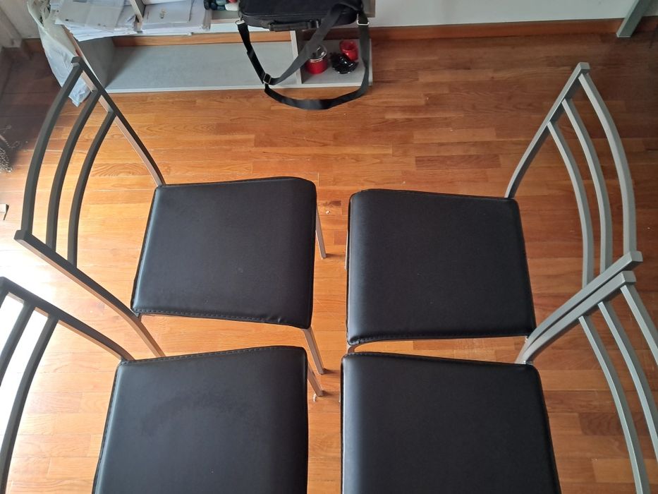 Conjunto mesa e 4 cadeiras