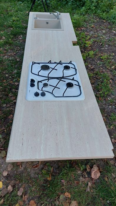 Blat kuchenny ze zlewem i kuchenką gazową
