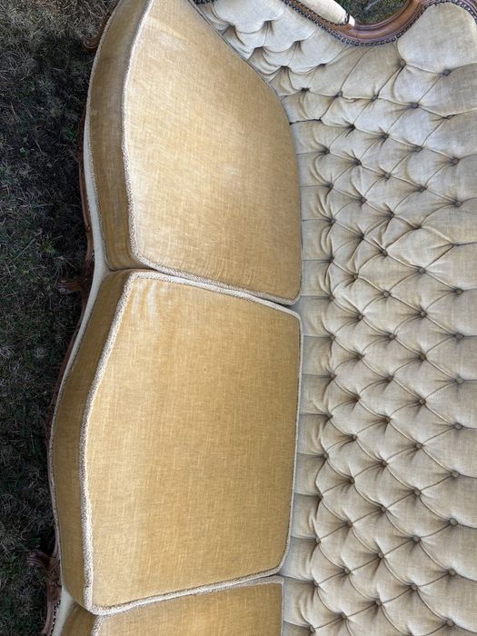 Stylowa kanapa ludwikowska / Sofa 3-osobowa w stylu Ludwika XV (Miodowy Welur/Aksamit)