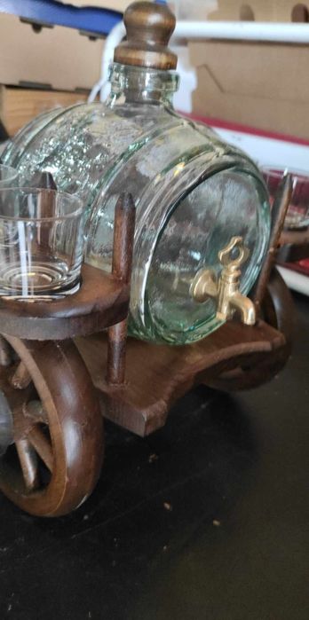 Carroça decorativa em madeira com barril em vidro trabalhado e copos