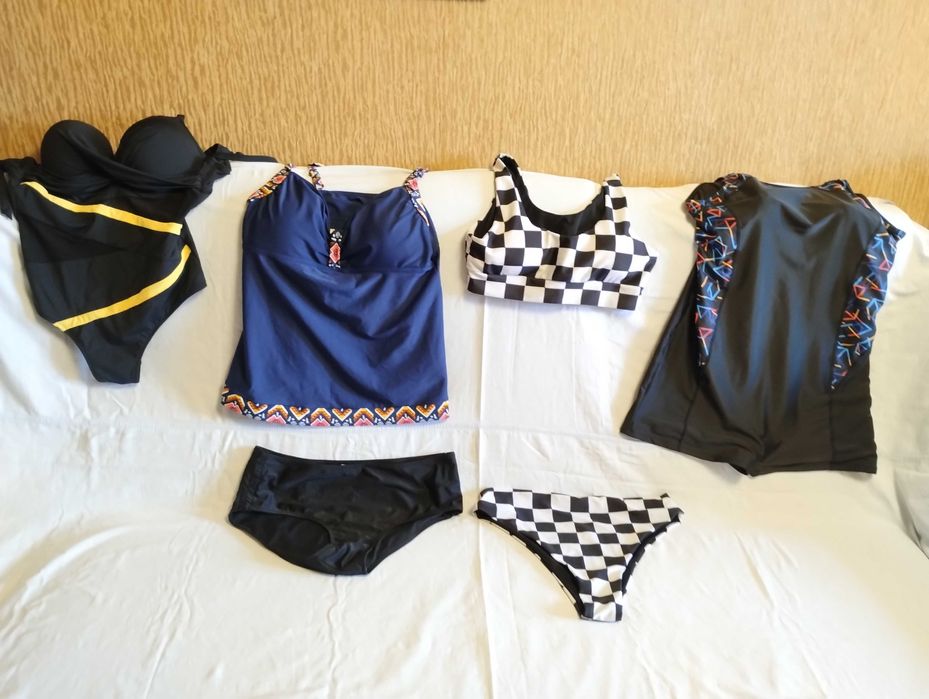 Купальники и шляпы женские разные