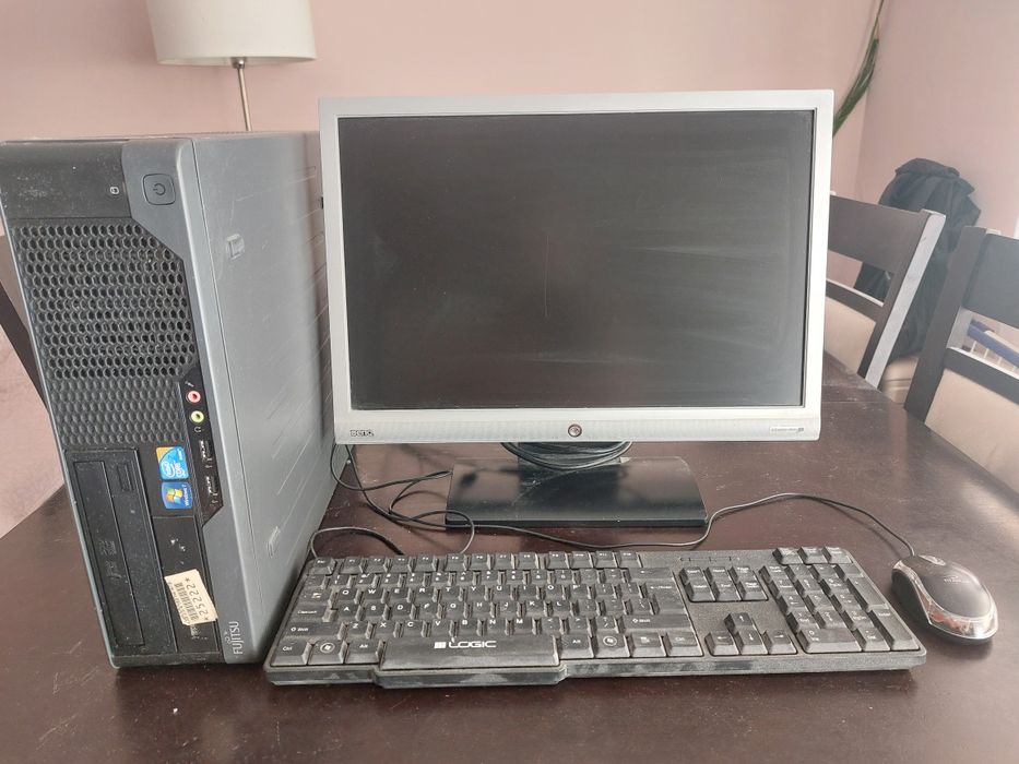 Komputer stacjonarny z monitorem plus głośniki i kamerka