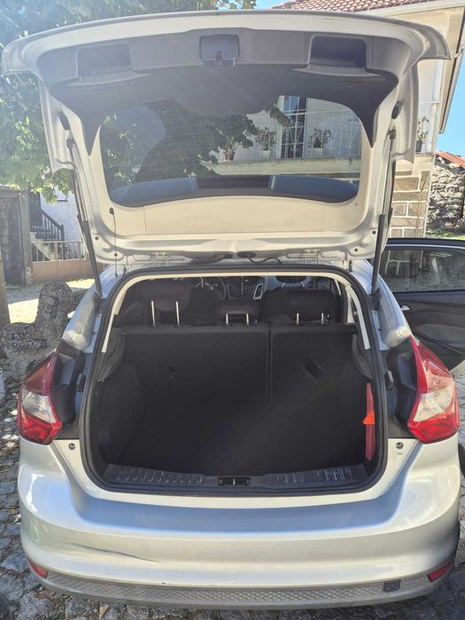 Vendo Ford Focus 1.6 TDCi - DYB Hatch 2011 gasóleo - em ótimo estado (Almada)