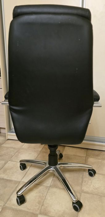 Офисное кресло руководителя