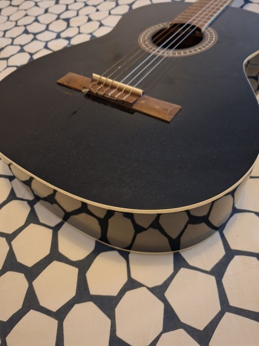Guitarra acústica com jogo cordas e afinador