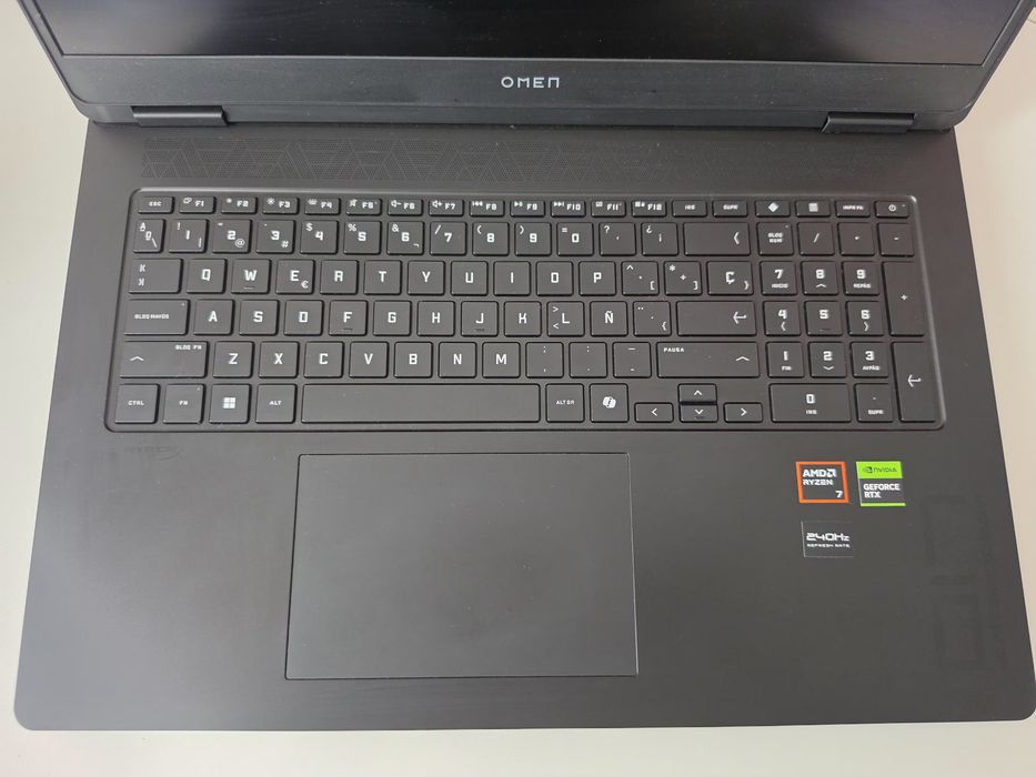 HP OMEN 17-db0004ns AMD Ryzen 7 8845HS/32GB/1TB SSD/RTX 4070/17.3"
