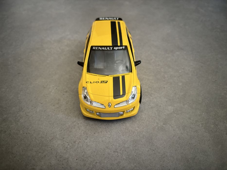 Model Uni Fortune skala 1/32 Renault Clio 3 RS pull back