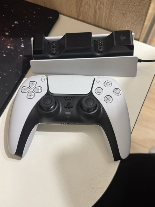 Джостик и зарядная станция PS5