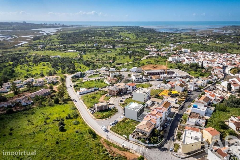 Apartamento T3 em Mexilhoeira Grande de 118,00 m2